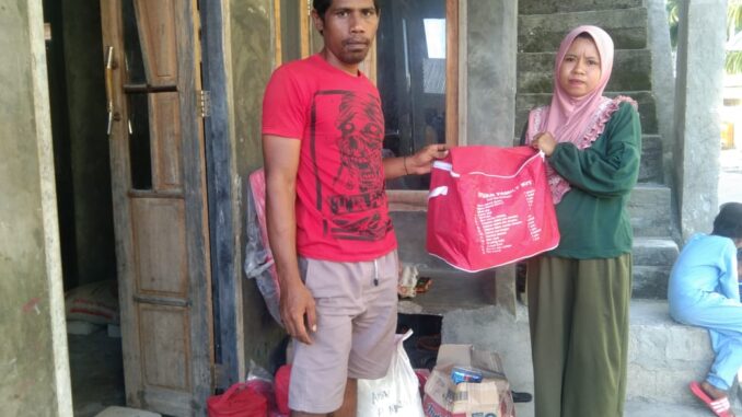 Paket Tanggap Darurat Tiba Ditangan Isteri ABK KLM. Berkat Rahmat Asal Pulo Madu