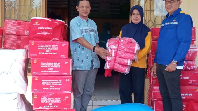 Serahkan Paket Bantuan Tanggap Darurat, Kadis Sosial Apresiasi Kepedulian Kades Tambolongan