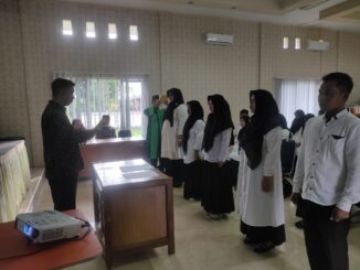 Pengukuhan petugas Pantarlih Kelurahan Kotopanjang Padang oleh ketua PPS Kelurahan tersebut Medio Agusta di kantor Camat Latina