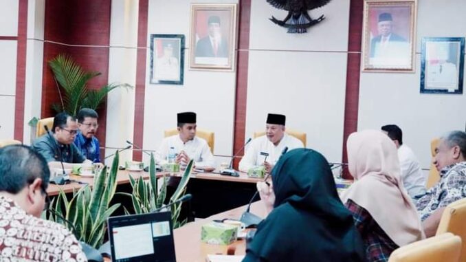 Perangi Kemiskinan, Pemko Solok Bagikan 30 Kg Beras Per KK