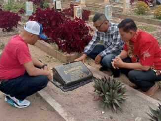 Pulang Kampung dari Amerika, Tarmizi diajak Prof Syahrial Ziarah ke Makam Alm Handrianto di Kubang