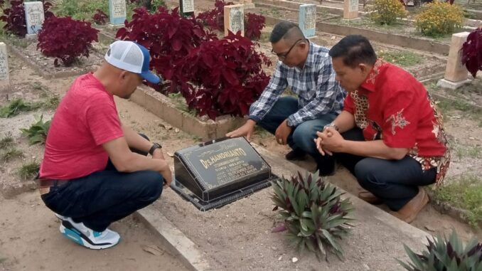 Pulang Kampung dari Amerika, Tarmizi diajak Prof Syahrial Ziarah ke Makam Alm Handrianto di Kubang
