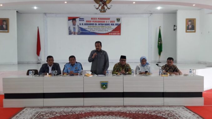 Arkadius memberi paparan pada reses di Padang Panjang