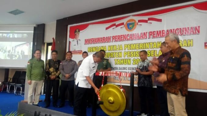 Bupati Pessel, Rusma Yul Anwar memukul gong dimulainya Musrenbang RKPD Tingkat Kabupaten Pesisir Selatan