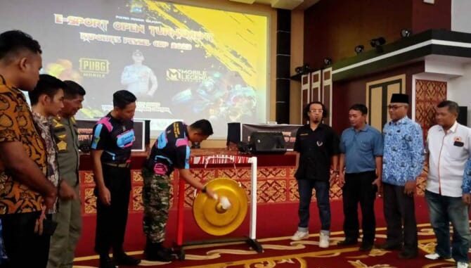 Kapolres Pesisir Selatan AKBP Novianto Taryono, membuka secara resmi turnamen E-Sport Kapolres Pessel Cup Tahun 2023