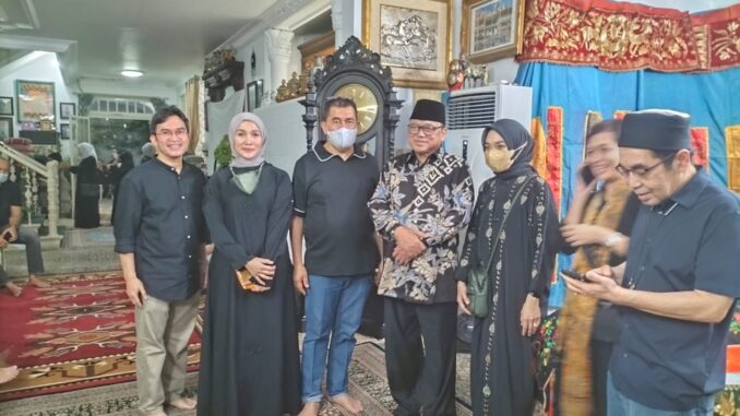 Ketua Umum DPP Gebu Minang Oesman Sapta Melayat Ke Rumah Duka Alm Azwar Anas