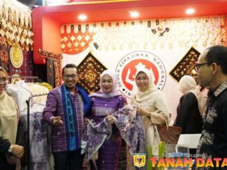 Kunjungi Stand Inacraft Tanah Datar, Bupati Eka Putra Bertemu Desainer Nasional dan Internasional