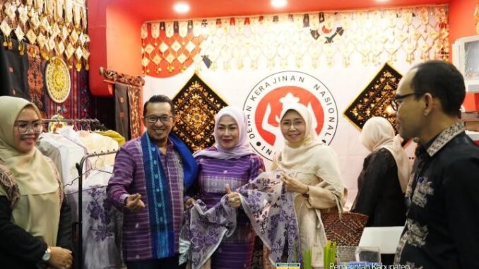 Kunjungi Stand Inacraft Tanah Datar, Bupati Eka Putra Bertemu Desainer Nasional dan Internasional