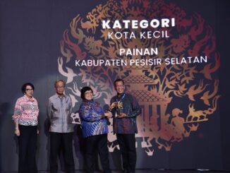 Penghargaan diserahkan Menteri LHK, Prof. Dr. Ir. Siti Nurbaya Bakar, M.Sc kepada Bupati Pesisir Selatan, Rusma Yul Anwar di Auditorium Dr. Soedjarwo