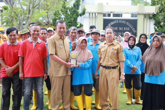 Penyerahan piala Adipura secara simbolik oleh Bupati Pesisir Selatan, Rusma Yul Anwar Kepada Petugas Kebersihan, Senin (6/3/2023)