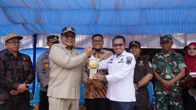 Ribuan Masyarakat Tanah Datar Menyambut Piala Adipura Mulai Batas Kabupaten Sampai Ke Kota Batusangkar