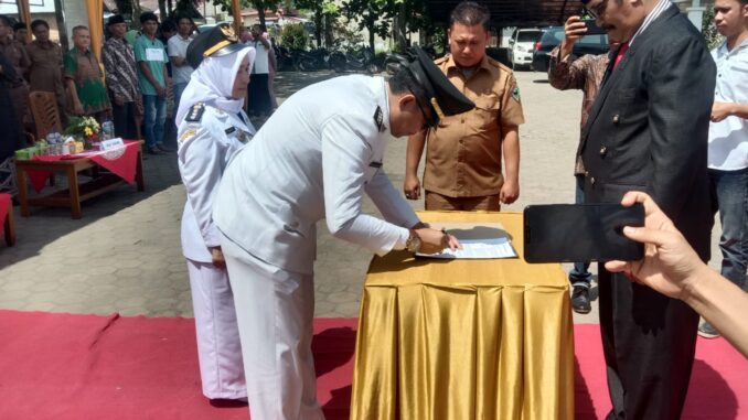 Sertijab pejabat lama Yudi Andri SY, S.H,M.Si kepada pejabat baru Nurlaini, S.E, M.Si.