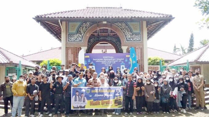 Mahasiswa asal Padang Panjang foto bersama Kadis Perhubungan, Arkes Rafagus sebelum bertolak dari kampus UI ke Padang Panjang