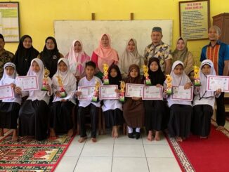 Pemberian penghargaan dan hadiah di Pesantren Ramadhan SDN 29 V Koto Kampuang