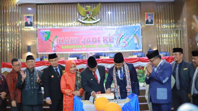 Pemotongan Kue hari jadi Pessel yang ke 75 oleh Wagub Sumbar, Audi Joinaldi dan Bupati Pesisir Selatan, Rusma Yul Anwar