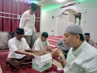 Pengurus Masjid Asy Syahidin Berikan Santunan Anak Yatim Sekaligus Bukber