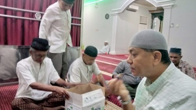 Pengurus Masjid Asy Syahidin Berikan Santunan Anak Yatim Sekaligus Bukber