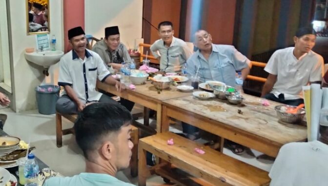 Syafrizal Mantan Wabup Beramah-tamah dengan Pesepakbola PS Pessel