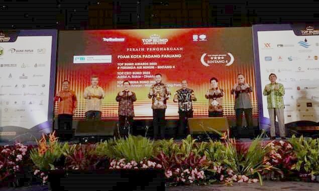 Wako Fadly Amran bersama penerima penerima penghargaan lainnya