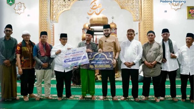 Wako Fadly serahkan bantuan dana hibah kepada pengurus Mesjid An Nur Busur