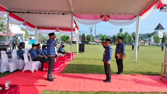 Asisten I Setdakab Batu Bara Rusian Heri saat menjadi Inspektur Upacara