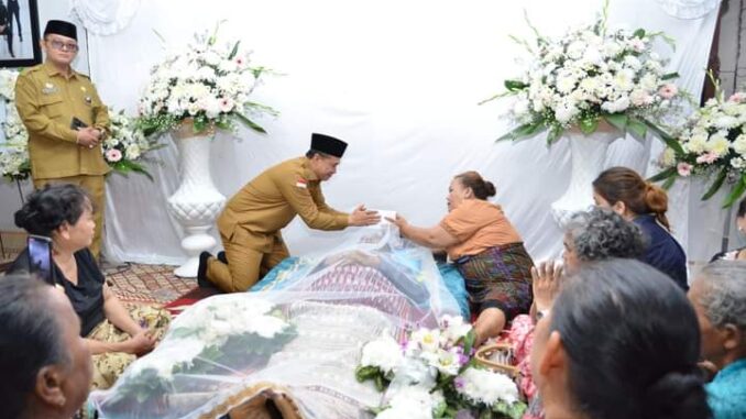 Bupati Batu Bara Bersama Kabag Kesra Melayat Ke Rumah Duka Almarhum Toba Manurung