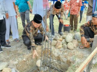Bupati Batu Bara Saat Peletakan Batu Pertama Pembangunan Mushola H. OK Abdul Jalil