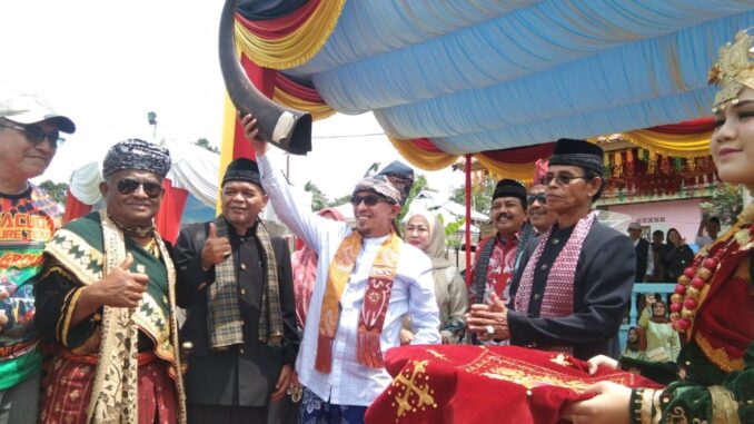 Bupati Eka Putra mengangkat Tanduk Kerbau yang umurnya ratusan tahun