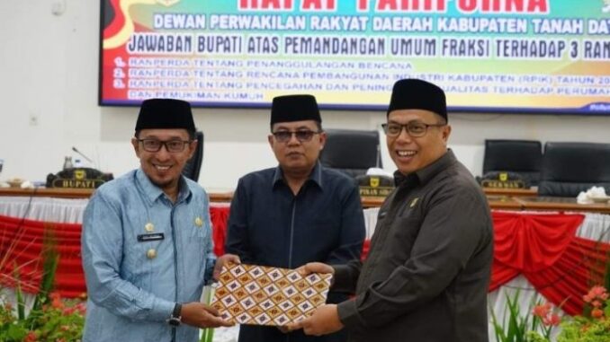 Bupati Eka Putra menyerahkan jawaban pertanyaan fraksi-fraksi DPRD kepada Pimpinan sidang Saidani didampingi oleh Wakil Ketua Anton Yondra