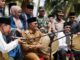 Bupati Eka Putra sedang menabuh Dulang