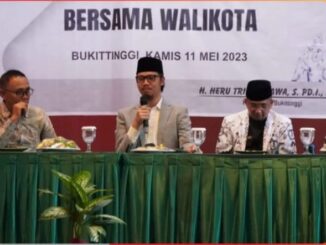 Erman Safar bersama anggota PGRI Kota Bukittinggi