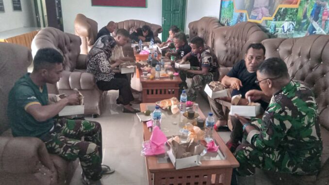 Insan Pers Lokal Mentawai Perkuat Tali Silaturahmi Bersama Dansatgas TMMD ke 116, Letkol Inf Suirwan