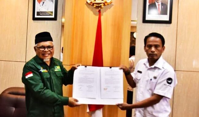 Kepala Disparpora dan Ketua KORMI Kota Sawahlunto setelah menandatangani Berita Acara Serah Terima Hibah