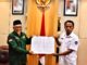 Kepala Disparpora dan Ketua KORMI Kota Sawahlunto setelah menandatangani Berita Acara Serah Terima Hibah