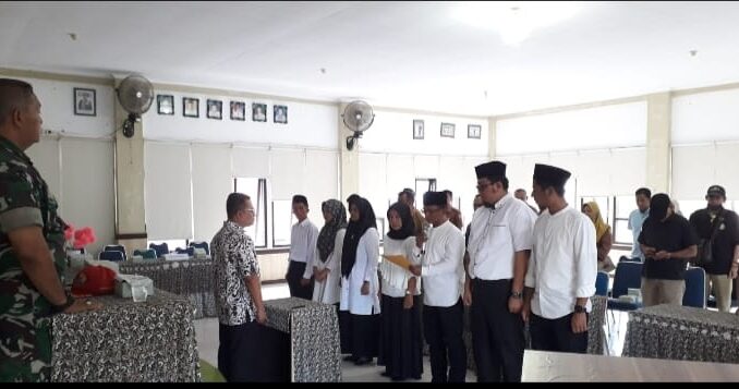 Ketua BPRN Nagari Baringin Yonnes sedang melantik Panatia Pemilihan Wali Nagari (PPWN) Nagari Baringin