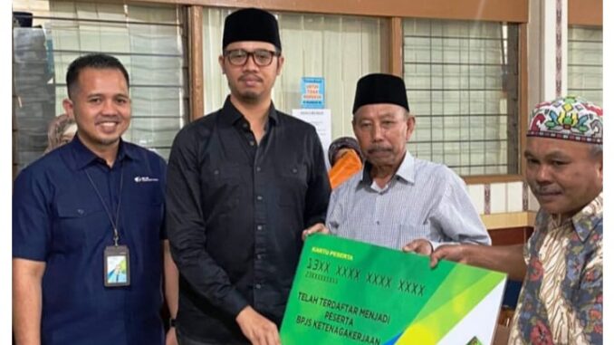 Penyerahan Kartu Kepesertaan BPJS Ketenagakerjaan Oleh Wako Erman Safar