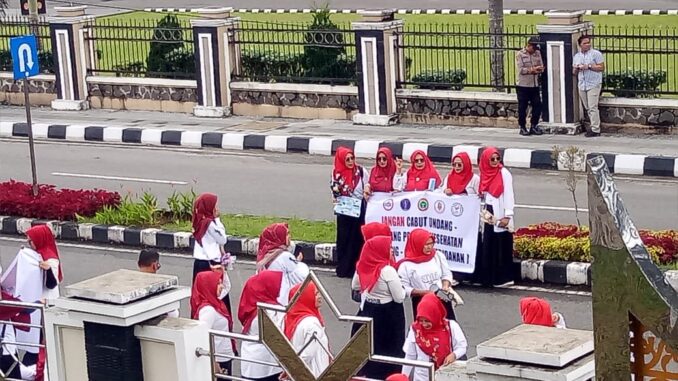 Ratusan Tenaga Kesehatan Kab Pasaman Lakukan Aksi Damai Di Gedung Dewan