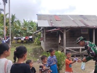 Satgas TMMD Ke- 116 Bersama Anak Anak Di Dusun Berkat Mentawai