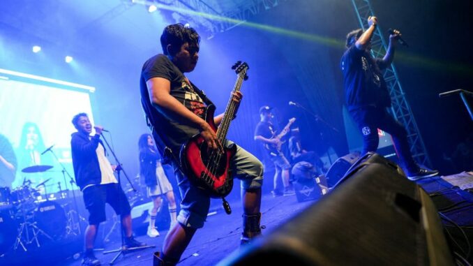 Savaz Band saat tampil bareng Vokalis Jamrud Krisyanto dan Roy Jeconiah eks Vokalis Boomerang di panggung hiburan ulang tahun ke-72 Seskoad. (Dok. Istimewa)