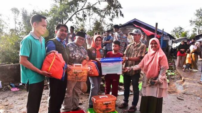 Sekdako Sawahlunto Antar Langsung Kepada Warga Dampak Pohon Tumbang