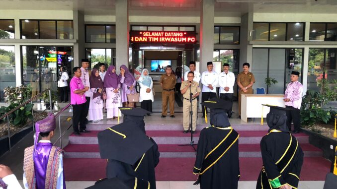 Staf Ahli Walikota Payakumbuh Elvi Jaya ST,mewakili Wako menerima rombongan pawai dari MTsN 2 Payakumbuh.