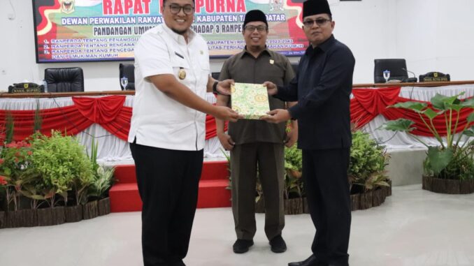 Wakil Bupati Richi Arpian menerima pertanyaan,masukan dan saran dari delapan fraksi dari pimpinan sidang Wakil Ketua DPRD Anton Yondra didampingi oleh Wakil Ketua Saidani