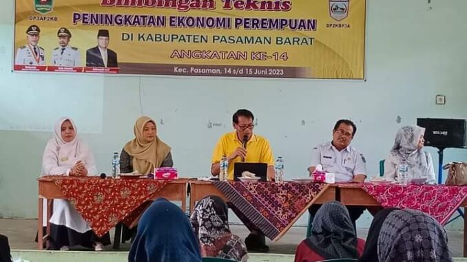 Anggota DPRD Sumbar Zulkenedi Said Dukung Ekonomi Perempuan Pasbar Lewat Bimtek Menjahit