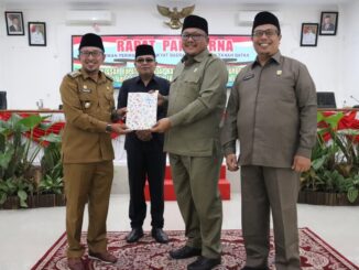Bupati Eka Putra menyerahkan Laporan Nota Penjelasan Ranperda tentang Pertanggunjawaban APBD tahun 2022