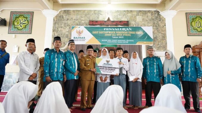Bupati Eka Putra menyerahkan bantuan Beasiswa Basnaz ke perwakilan calon mahasiswa