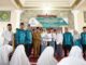 Bupati Eka Putra menyerahkan bantuan Beasiswa Basnaz ke perwakilan calon mahasiswa