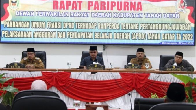 Delapan Fraksi DPRD Tanah Datar Menyampaikan Pandangan Terhadap Ranperda Pertanggungjawaban APBD Tahun 2022