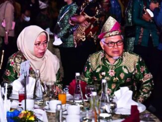 Hj. Neldaswenti Zohirin Sayuti dan Wakil Wali Kota Sawahlunto dalam HUT APEKSI Ke-23