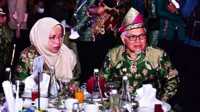 Hj. Neldaswenti Zohirin Sayuti dan Wakil Wali Kota Sawahlunto dalam HUT APEKSI Ke-23