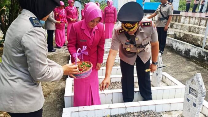 Kapolres Sawahlunto Ziarah Makam dan Tabur Bunga di TMP